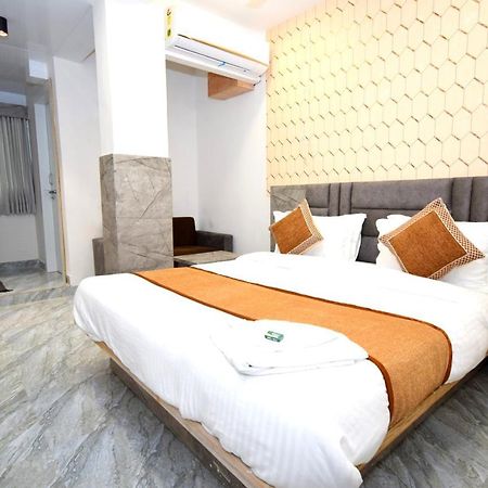 Hotel A1 Vastrapur Ahmedabad Eksteriør bilde