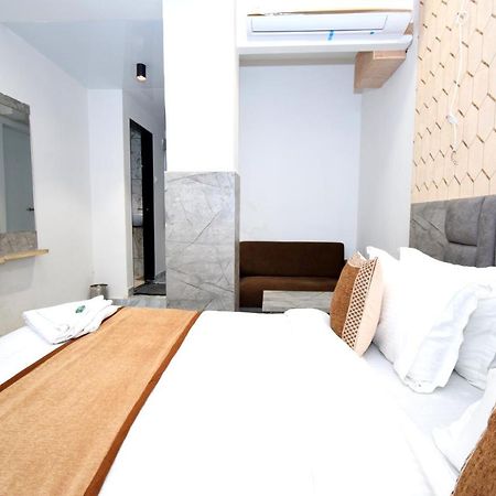 Hotel A1 Vastrapur Ahmedabad Eksteriør bilde