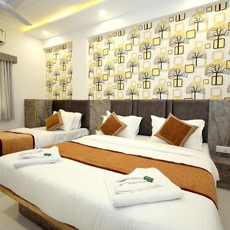 Hotel A1 Vastrapur Ahmedabad Eksteriør bilde