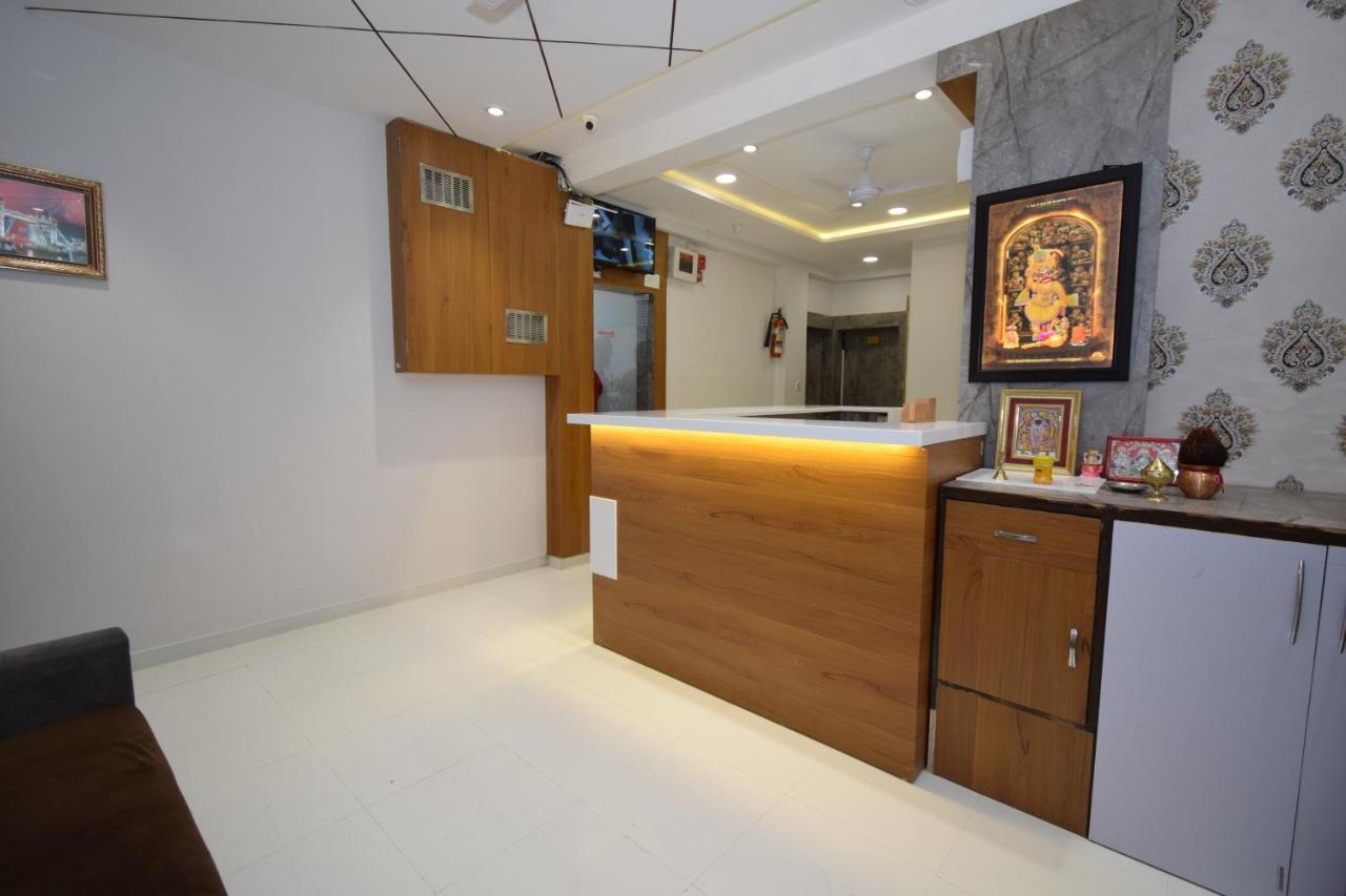 Hotel A1 Vastrapur Ahmedabad Eksteriør bilde
