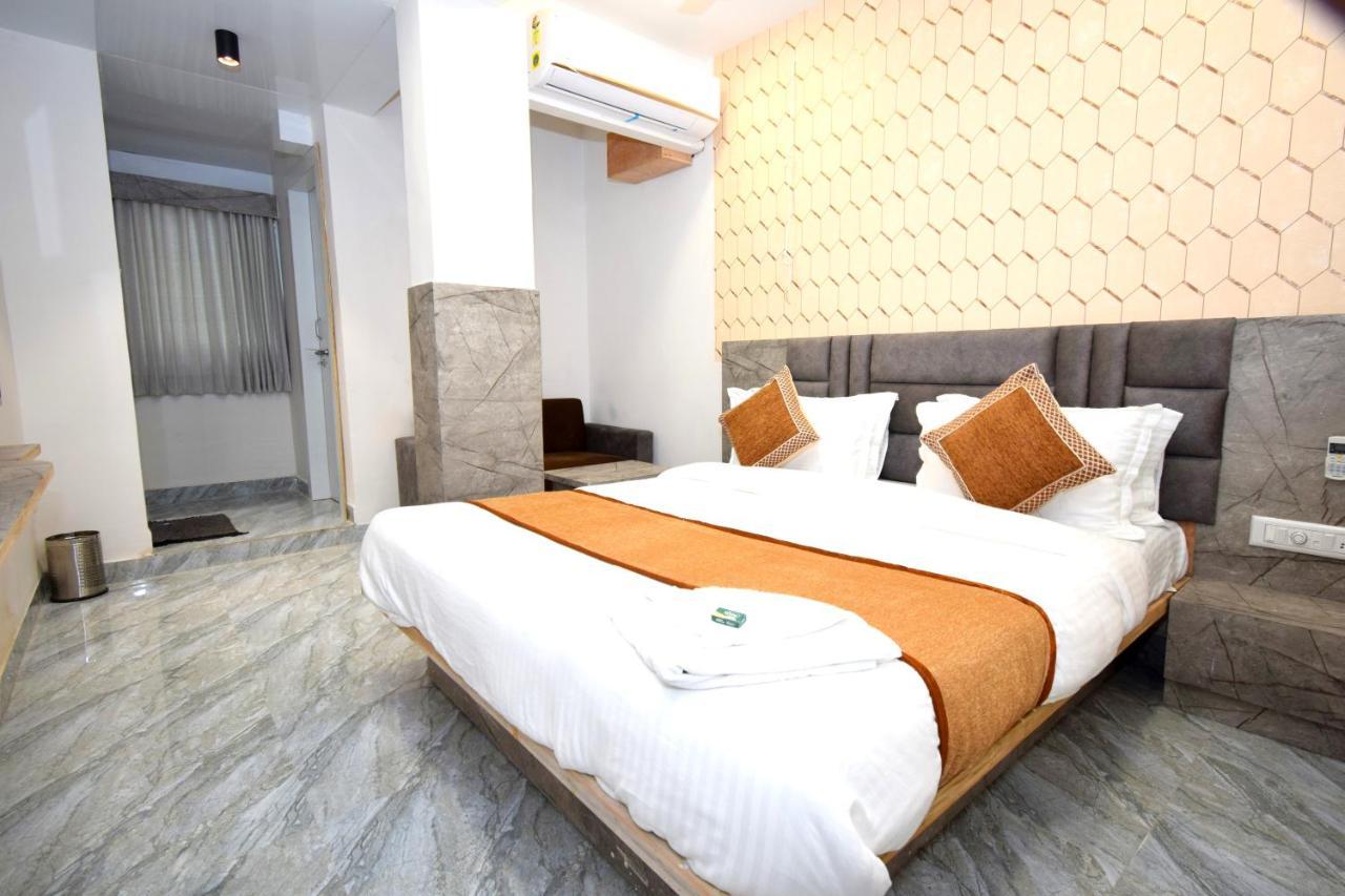 Hotel A1 Vastrapur Ahmedabad Eksteriør bilde
