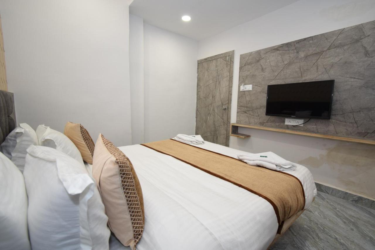 Hotel A1 Vastrapur Ahmedabad Eksteriør bilde