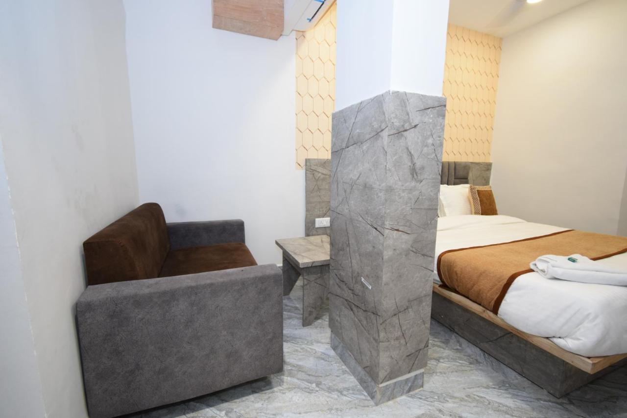 Hotel A1 Vastrapur Ahmedabad Eksteriør bilde