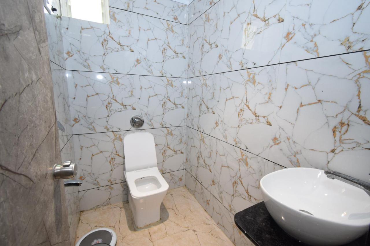 Hotel A1 Vastrapur Ahmedabad Eksteriør bilde