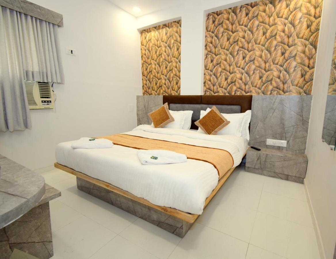 Hotel A1 Vastrapur Ahmedabad Eksteriør bilde