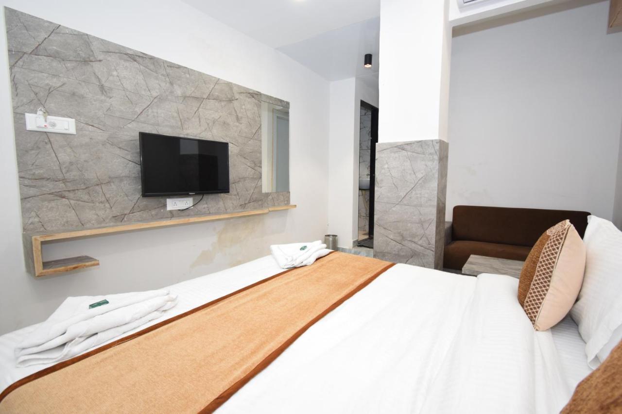 Hotel A1 Vastrapur Ahmedabad Eksteriør bilde