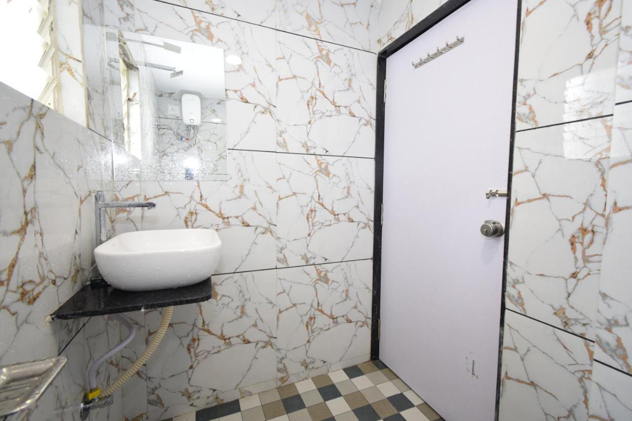 Hotel A1 Vastrapur Ahmedabad Eksteriør bilde