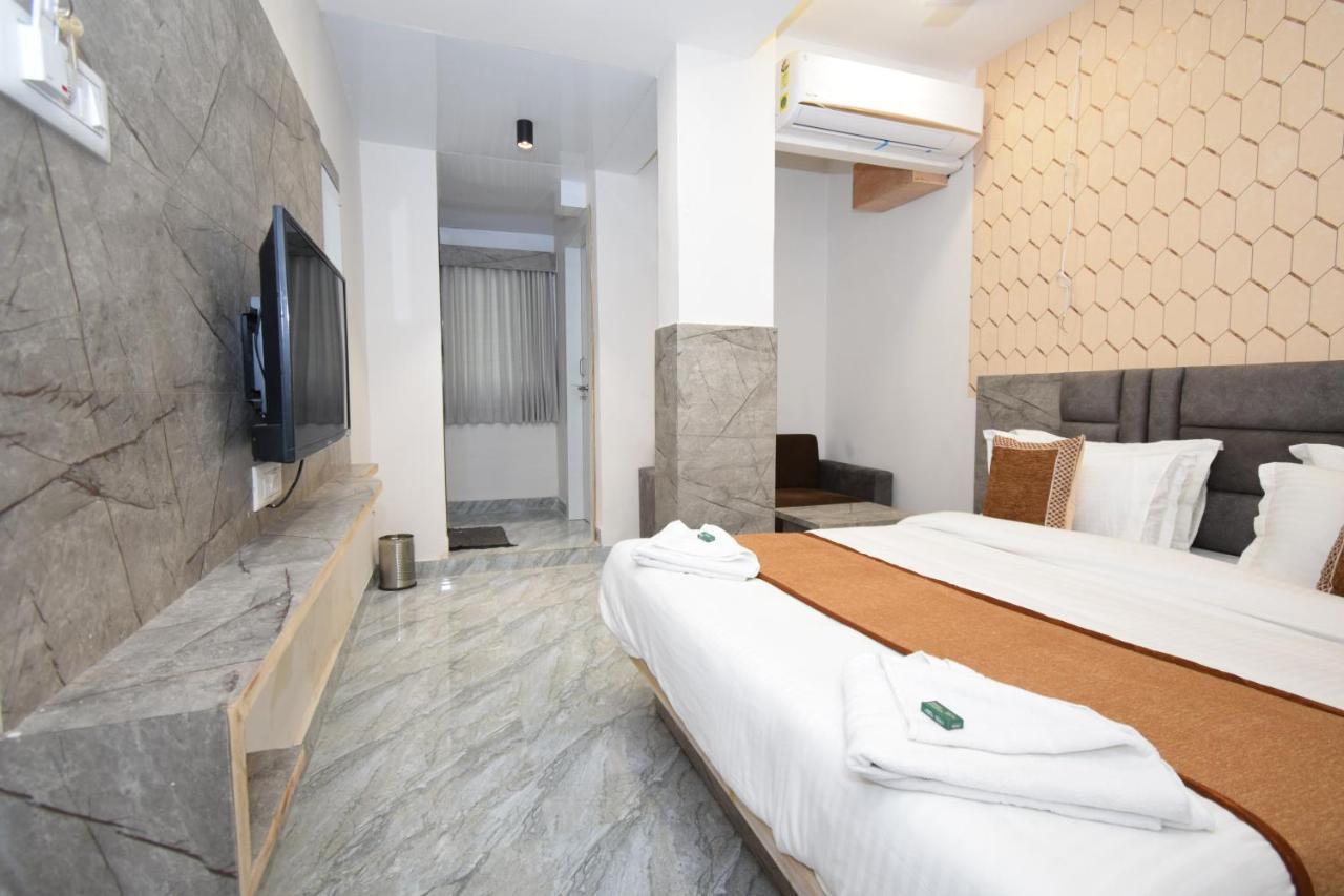Hotel A1 Vastrapur Ahmedabad Eksteriør bilde