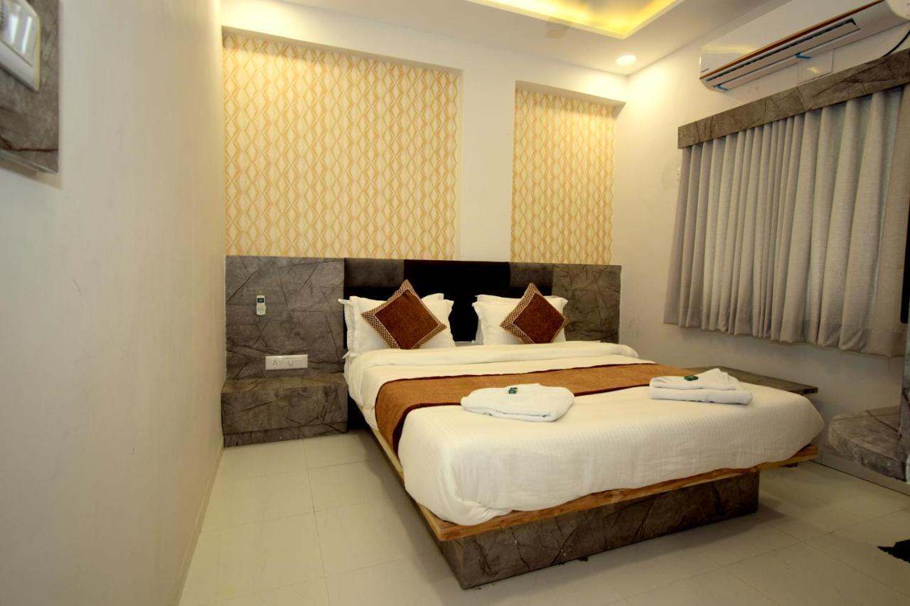 Hotel A1 Vastrapur Ahmedabad Eksteriør bilde