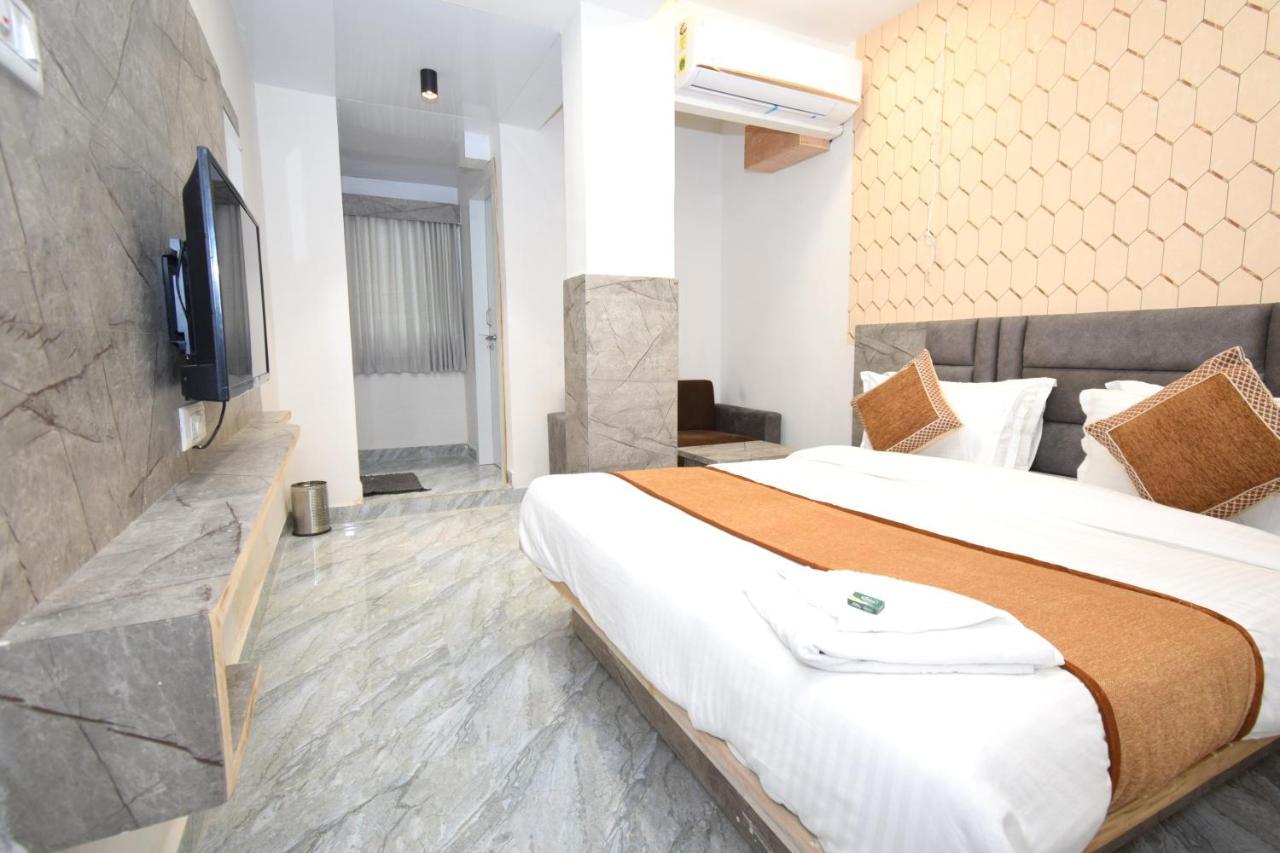 Hotel A1 Vastrapur Ahmedabad Eksteriør bilde