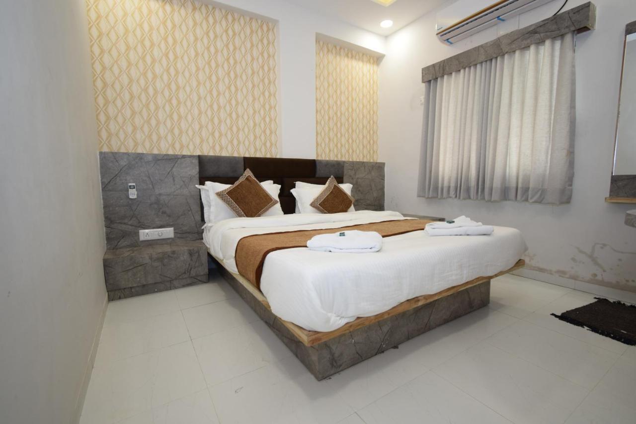 Hotel A1 Vastrapur Ahmedabad Eksteriør bilde
