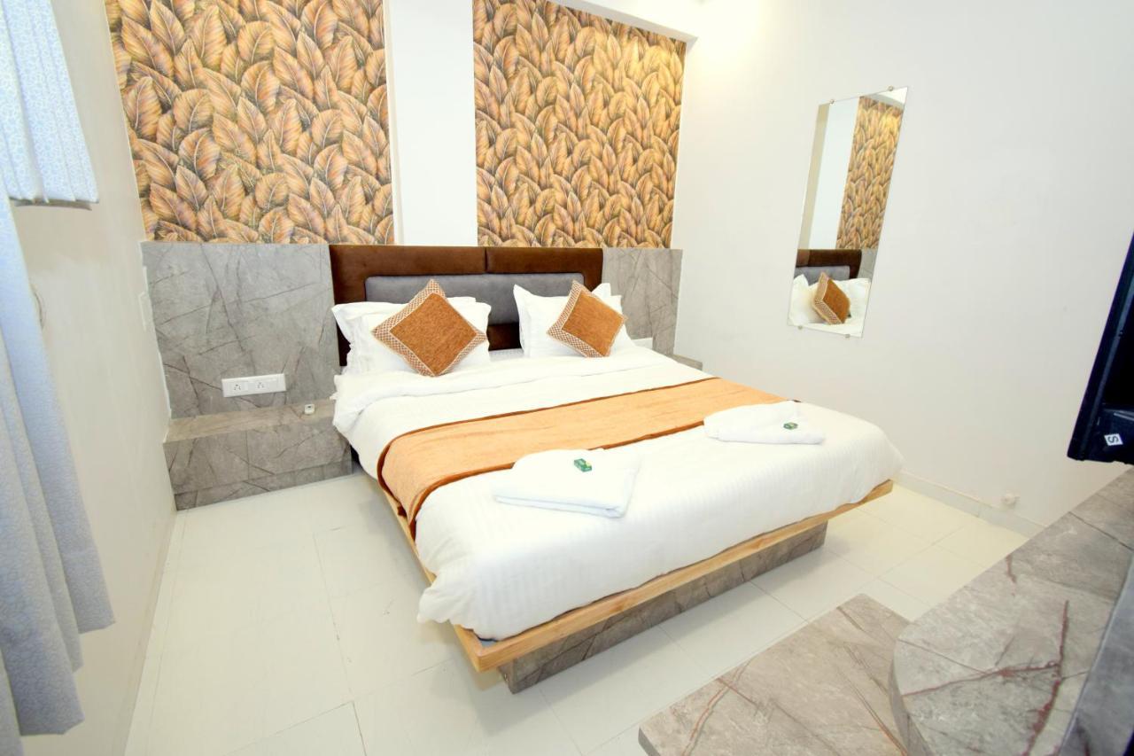 Hotel A1 Vastrapur Ahmedabad Eksteriør bilde