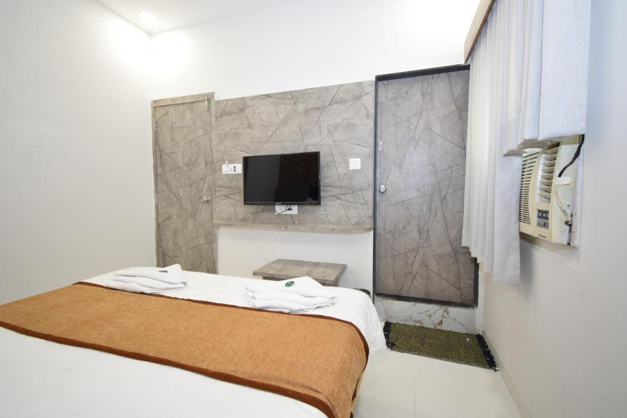 Hotel A1 Vastrapur Ahmedabad Eksteriør bilde