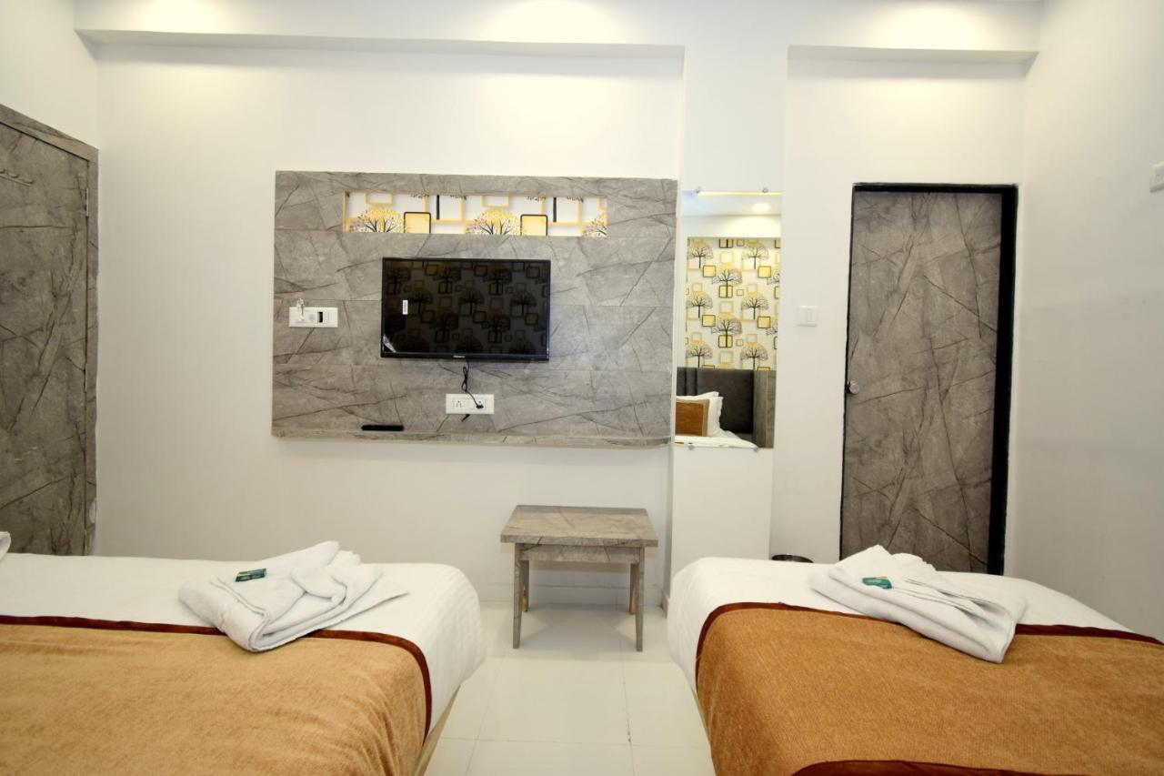 Hotel A1 Vastrapur Ahmedabad Eksteriør bilde