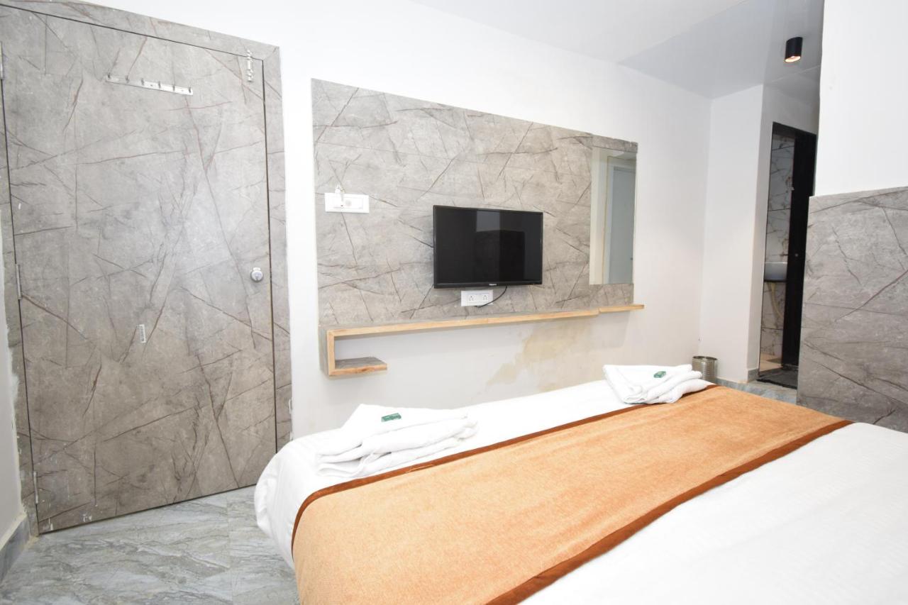 Hotel A1 Vastrapur Ahmedabad Eksteriør bilde