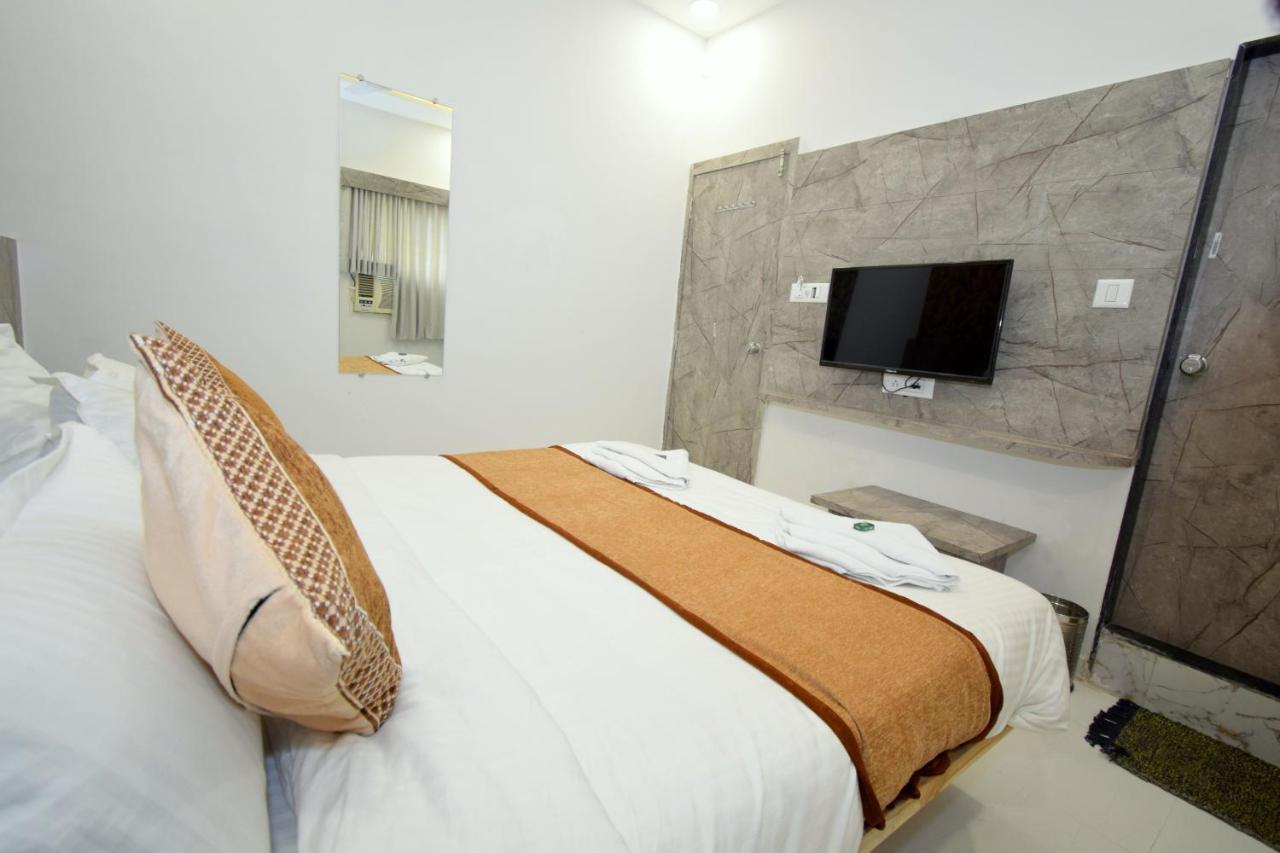 Hotel A1 Vastrapur Ahmedabad Eksteriør bilde