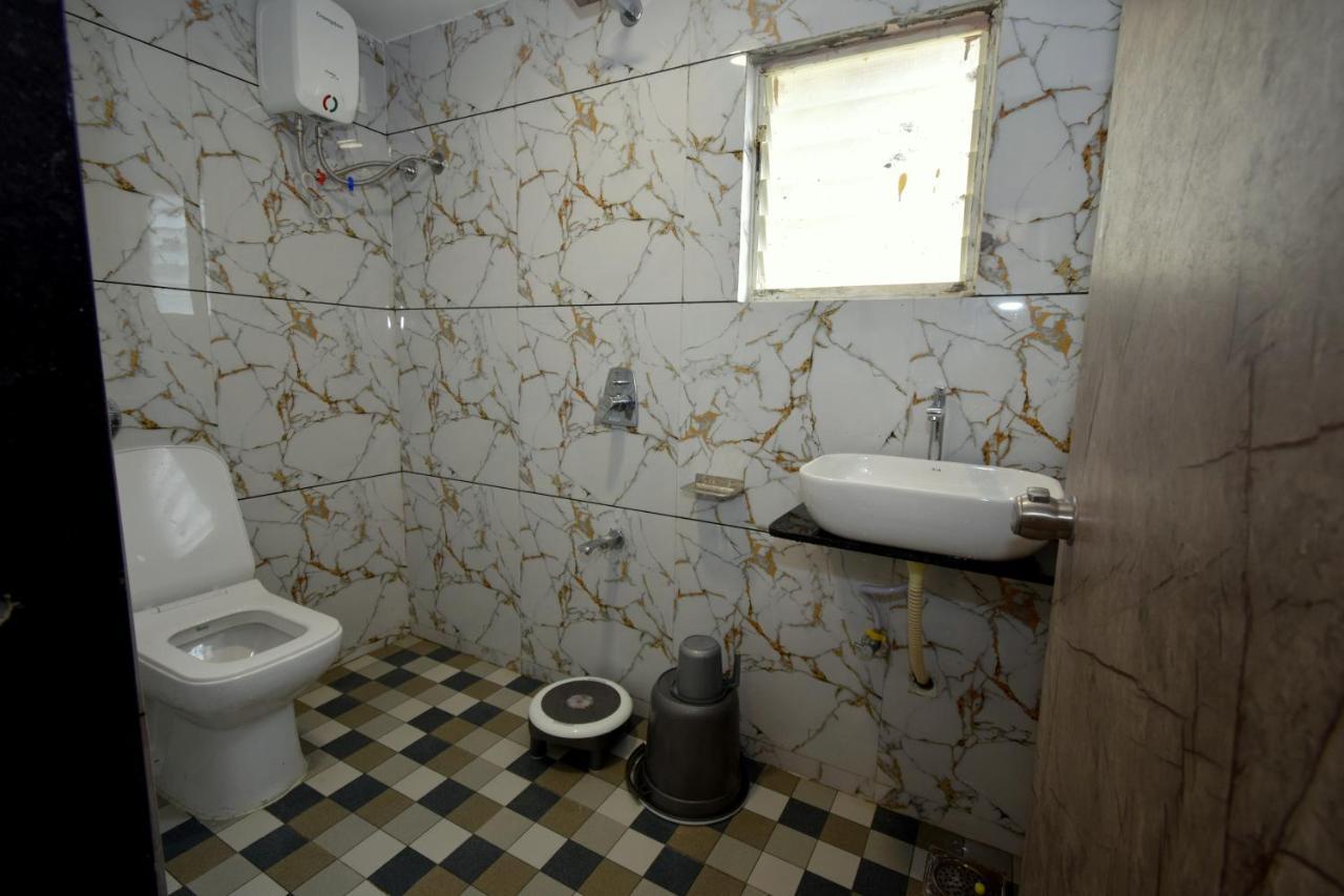 Hotel A1 Vastrapur Ahmedabad Eksteriør bilde