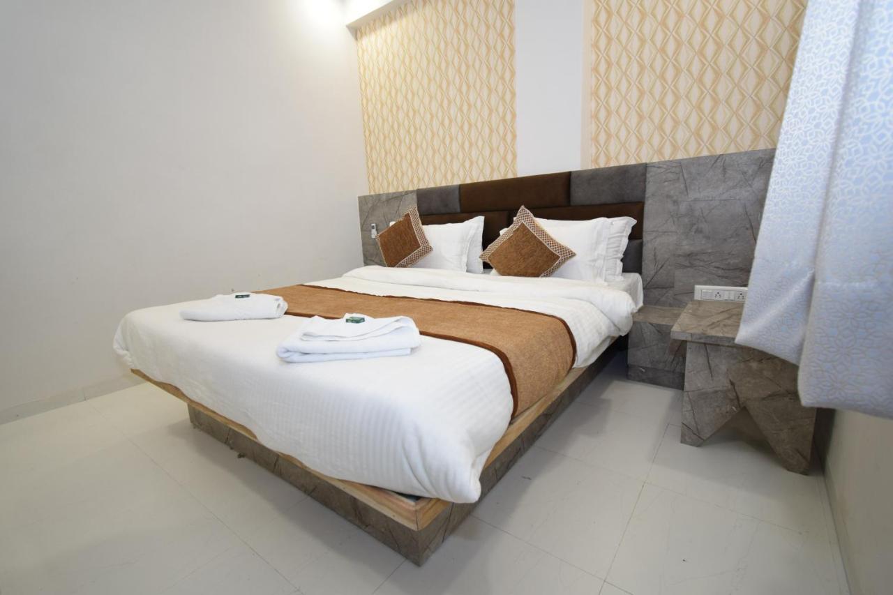 Hotel A1 Vastrapur Ahmedabad Eksteriør bilde